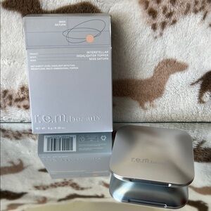 r.e.m. beauty Interstellar Highlighter Topper - Miss Saturn